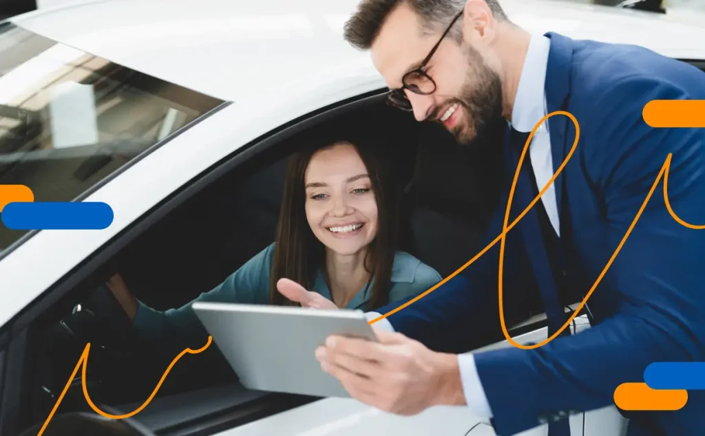 Asesor explicando opciones de leasing a clienta en concesionario de autos