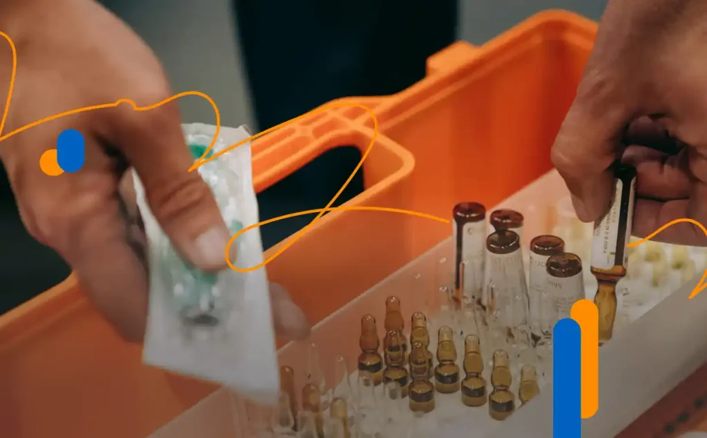 Hands handling vials and syringes in a laboratory, representing digitalization and electronic signature in the pharmaceutical industry