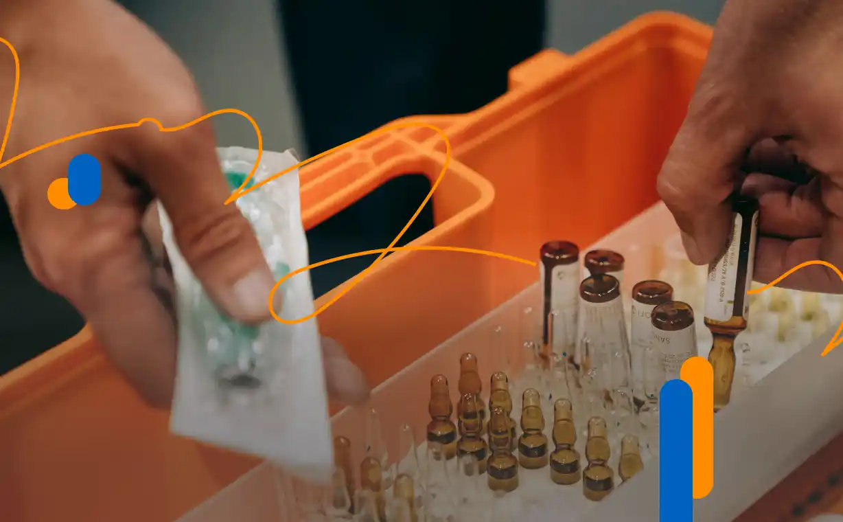 Hands handling vials and syringes in a laboratory, representing digitalization and electronic signature in the pharmaceutical industry